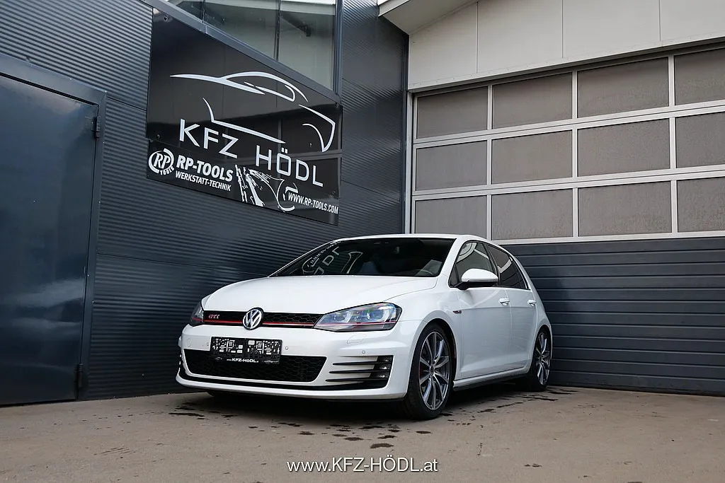 Volkswagen Golf GTI 2,0 TSI Performance Image 1